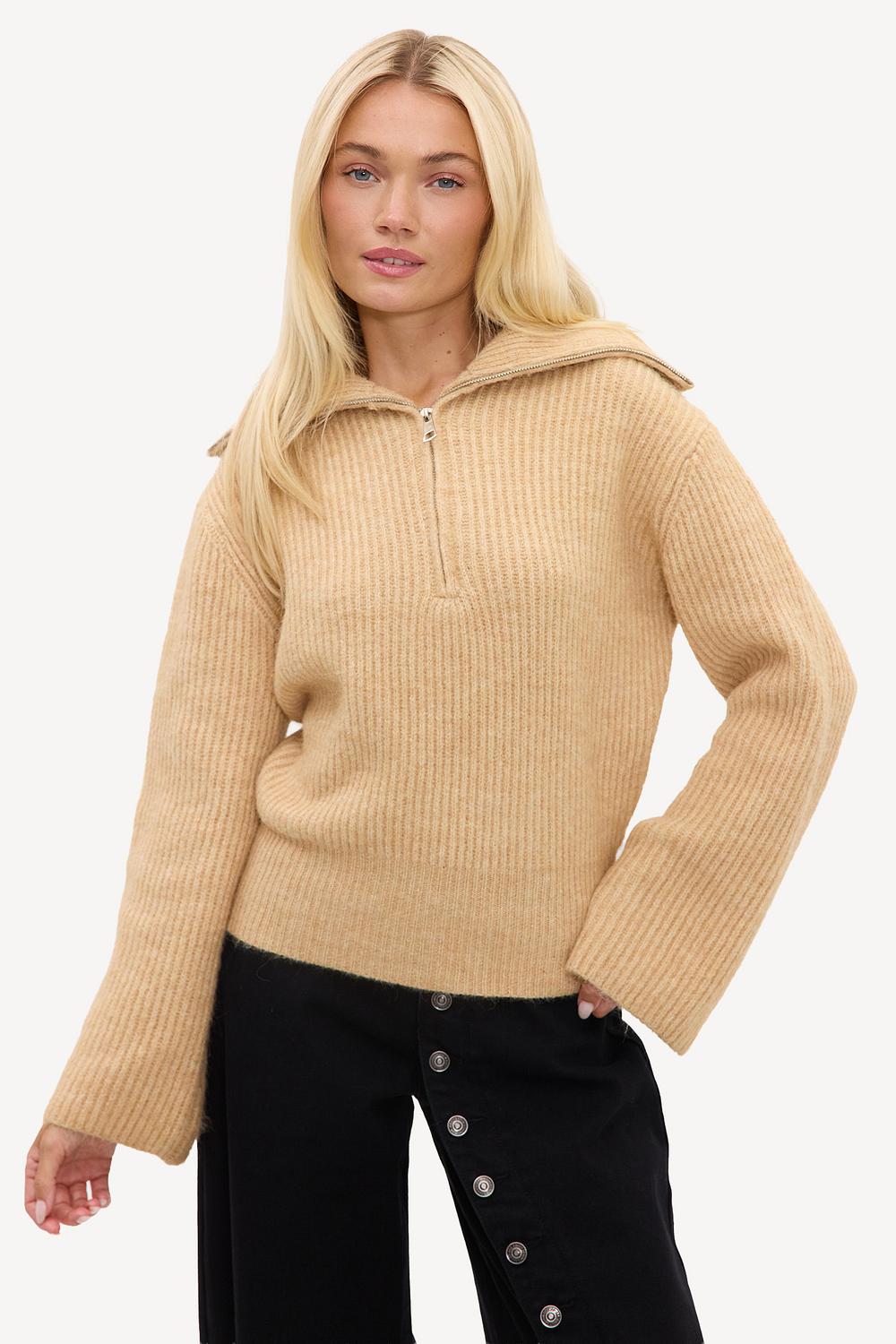 Jersey color camel con cremallera