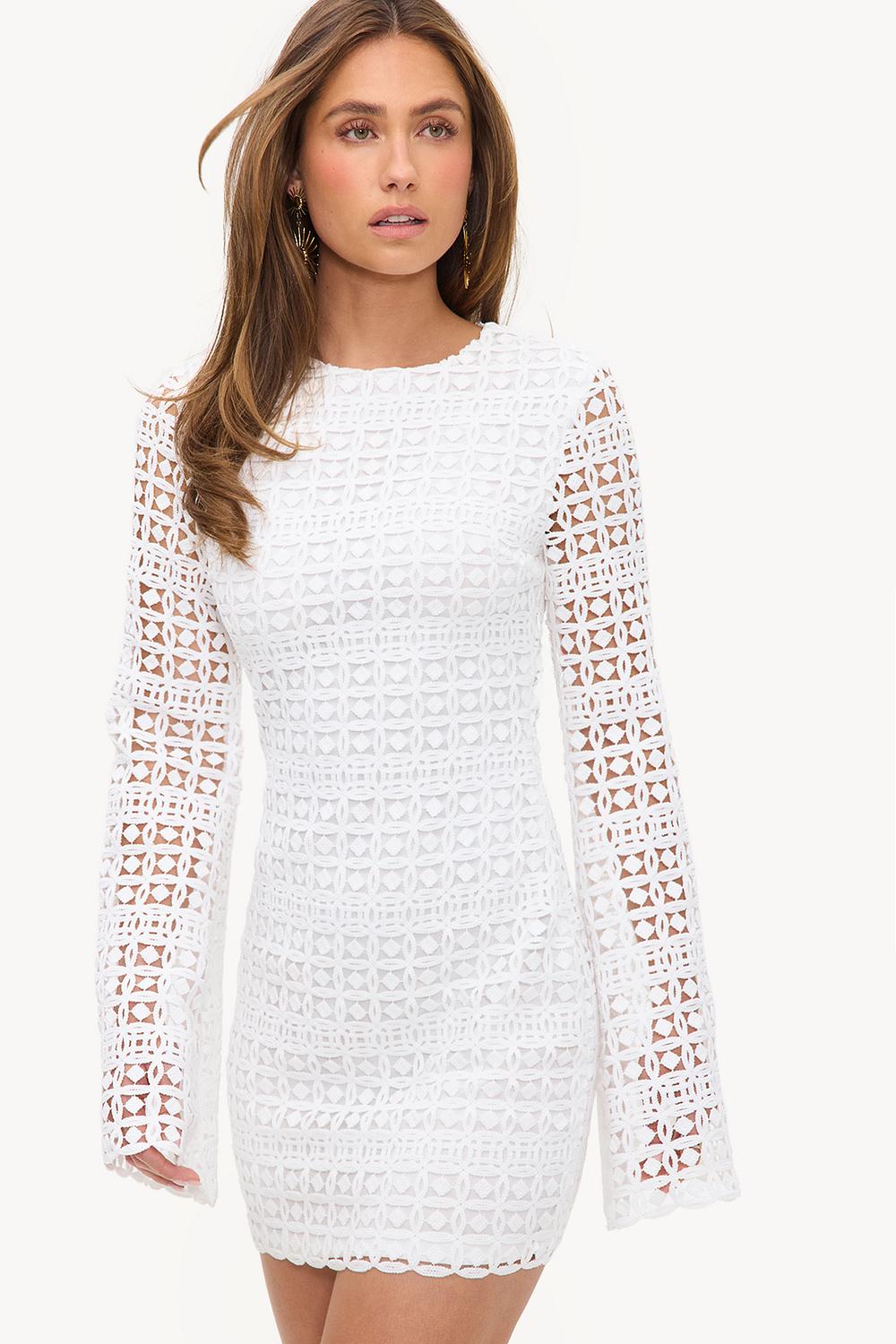 Vestido blanco con patrón de ganchillo y vestido interior