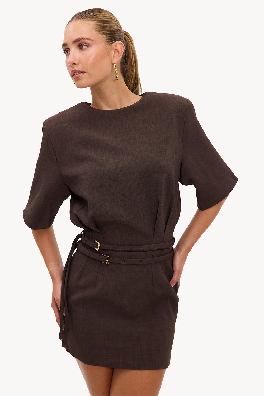 Vestido marrón oscuro con cinturón