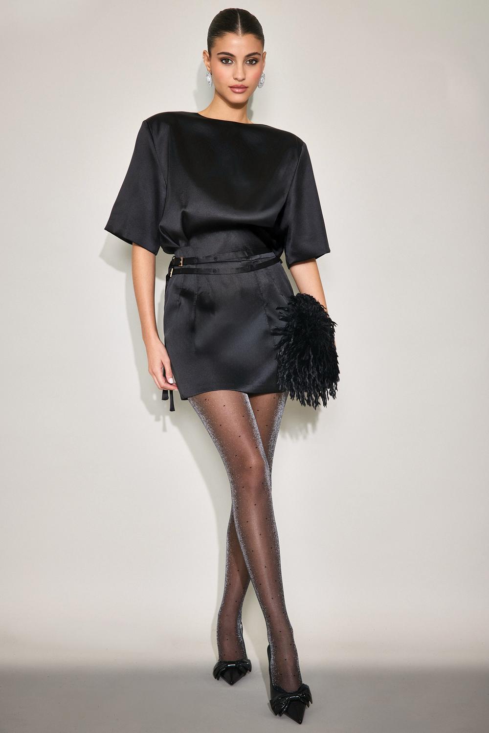 Robe noire effet satin avec ceinture