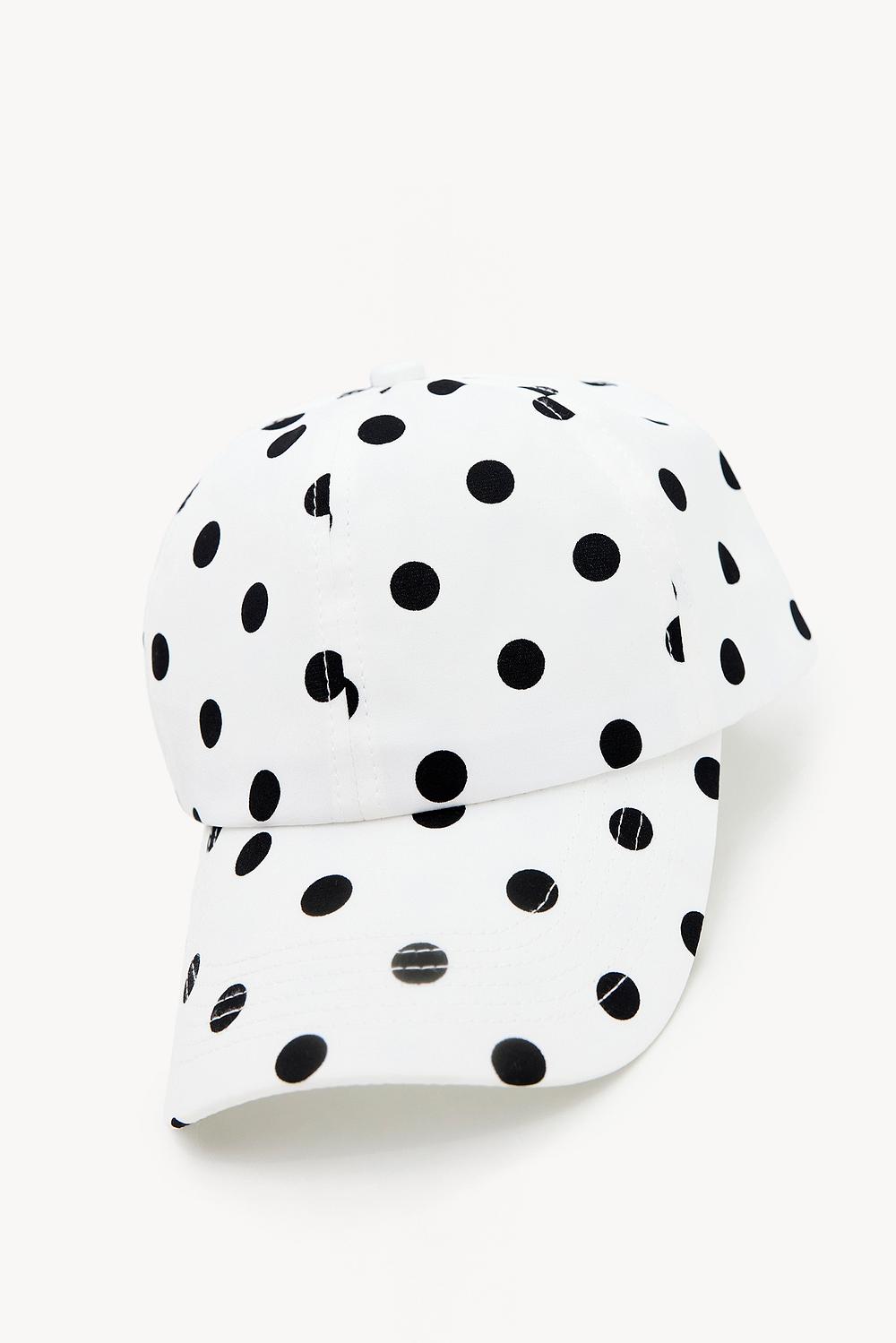 Gorra blanca con lunares negros