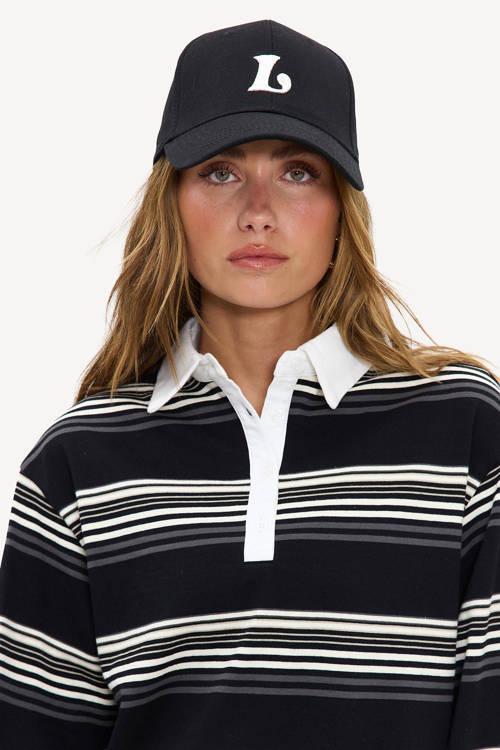Gorra negra con logotipo blanco