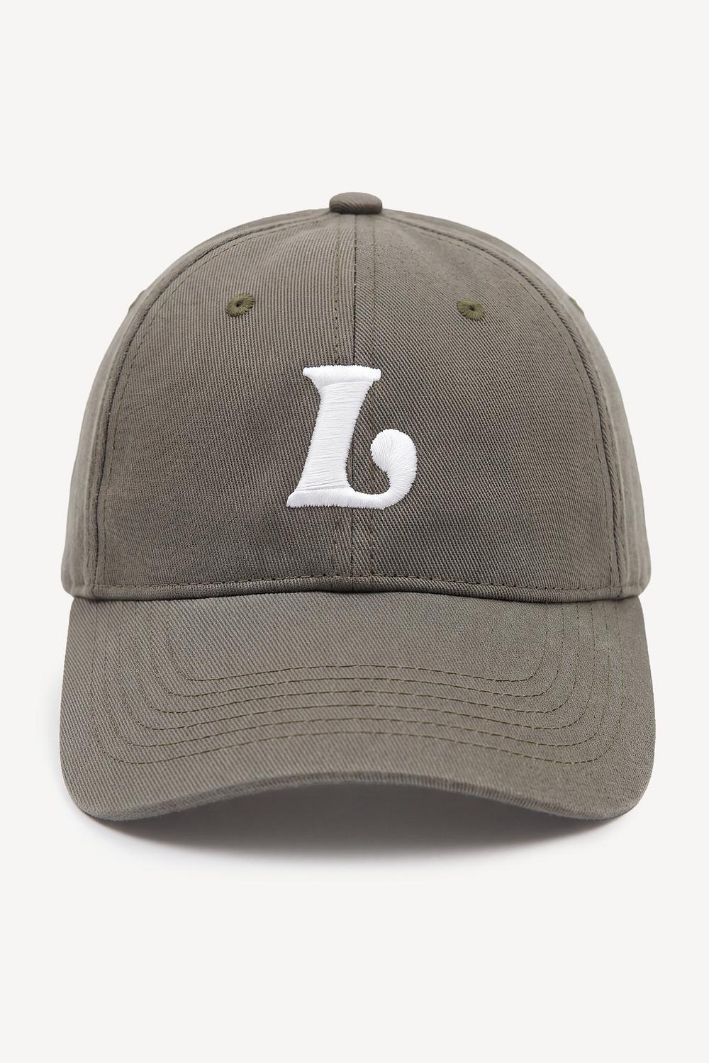 Gorra verde militar con logotipo blanco