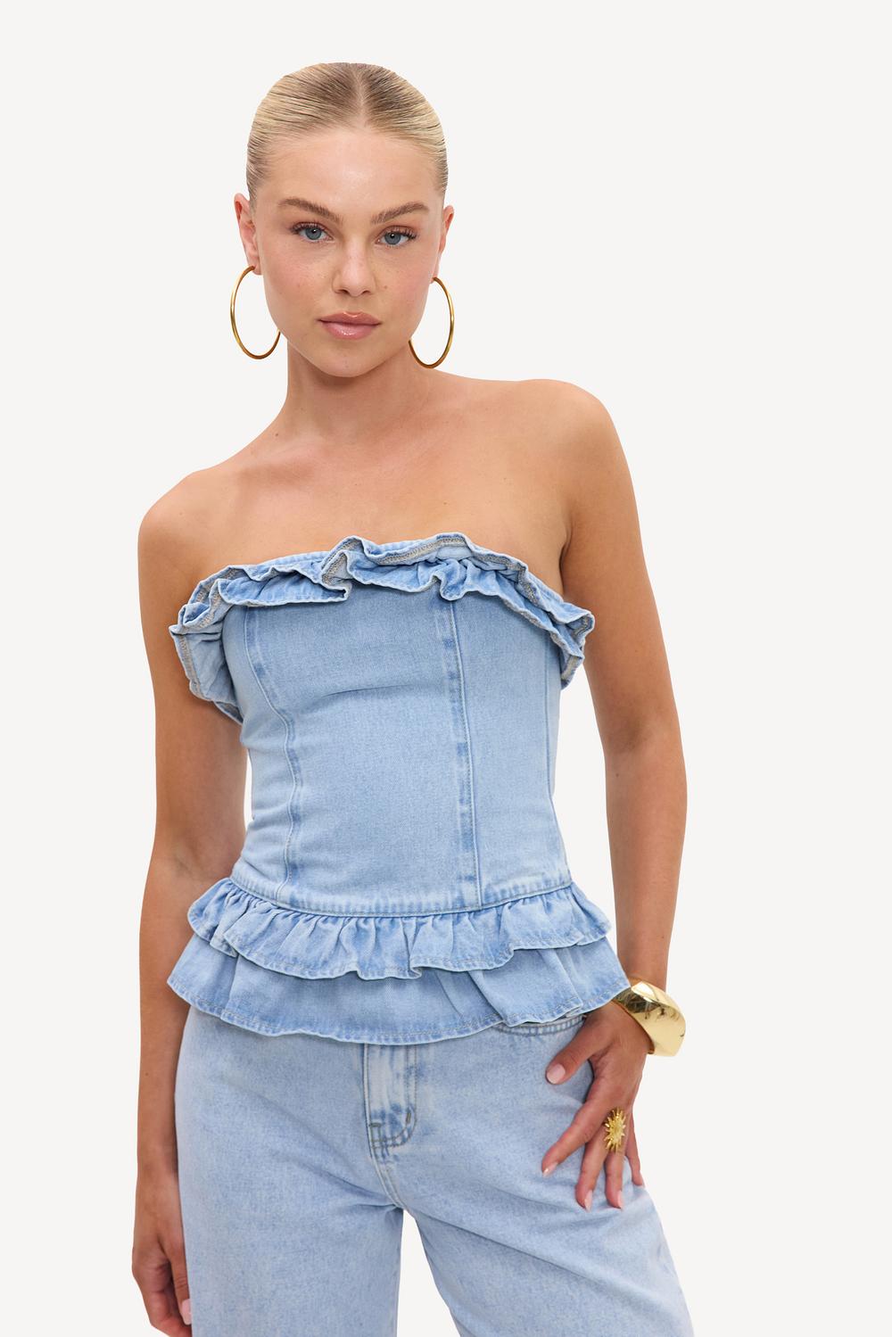 Top azul denim sin tirantes con volantes