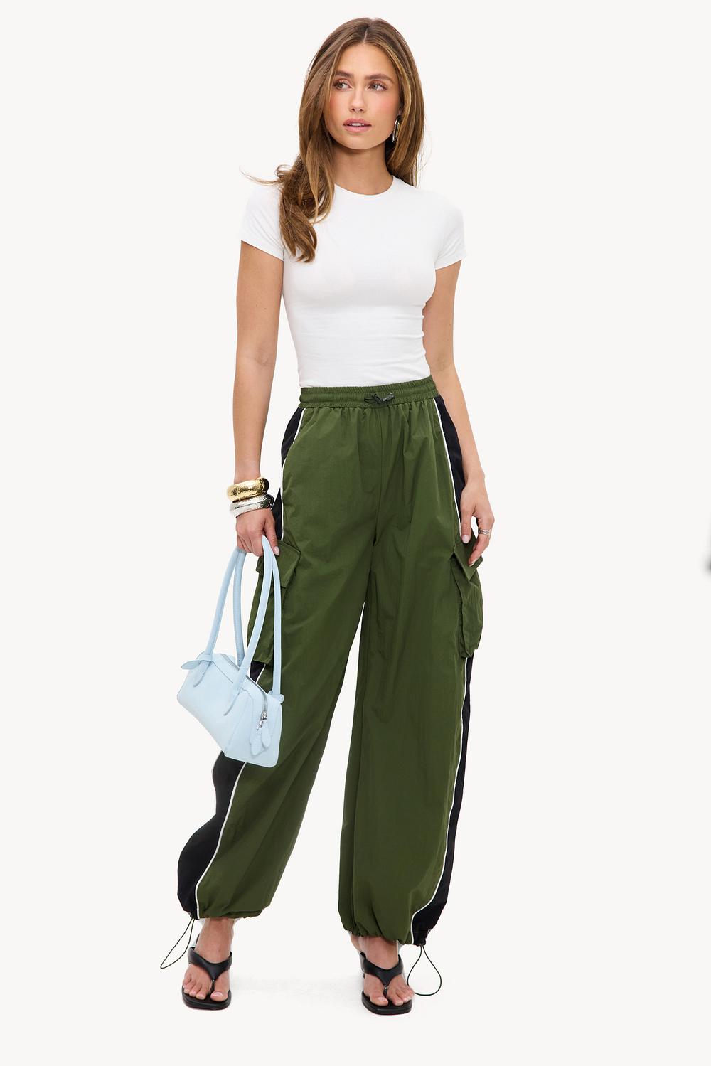 Pantalones cargo de color caqui con detalles negros