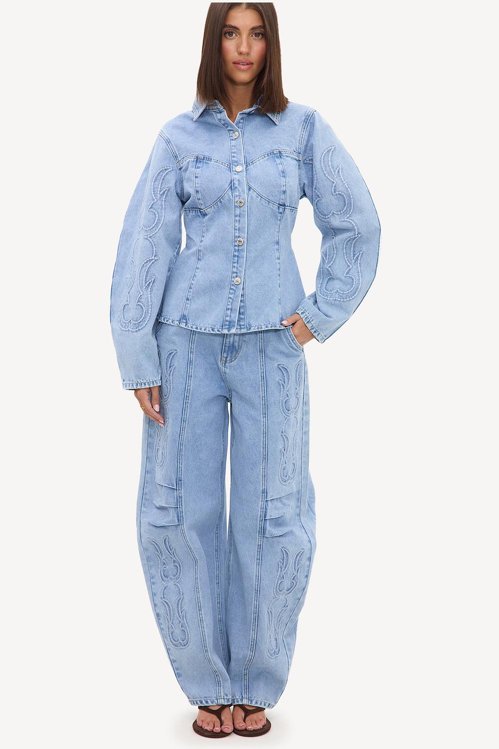 Blue balloon jeans with stitching details