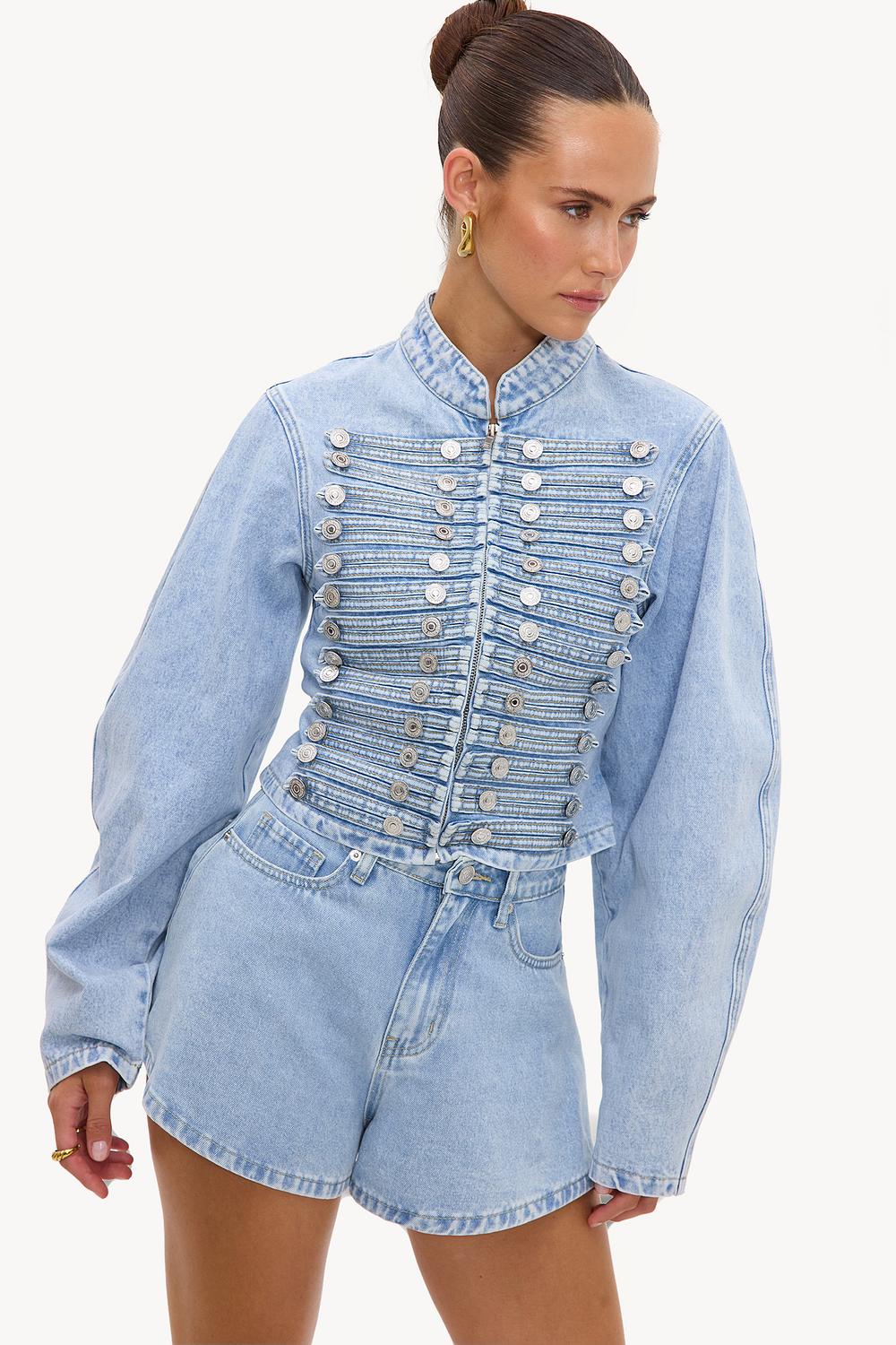 Chaqueta de denim azul claro con detalles de botones