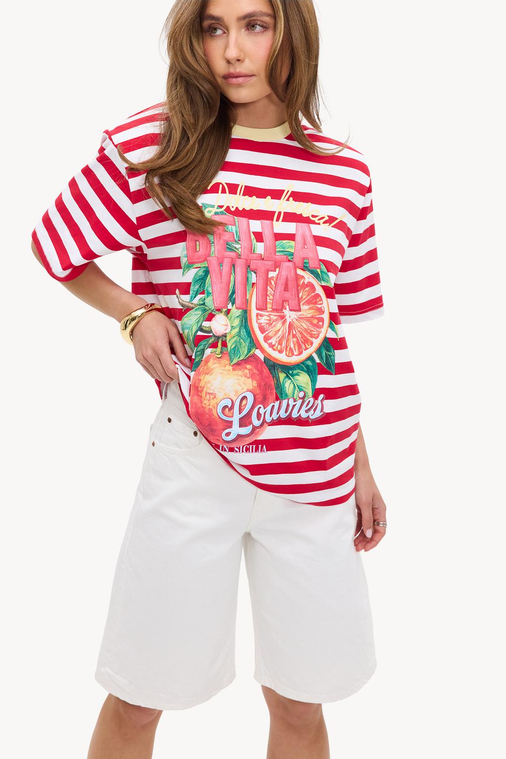 Camiseta roja de moda con hombreras y rayas