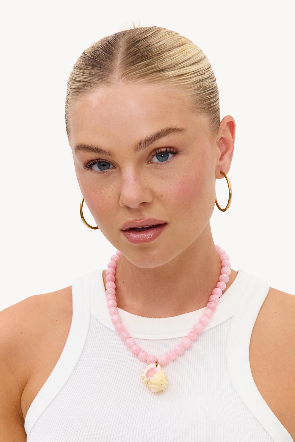 Collier de perles rose pâle avec breloque coquillage