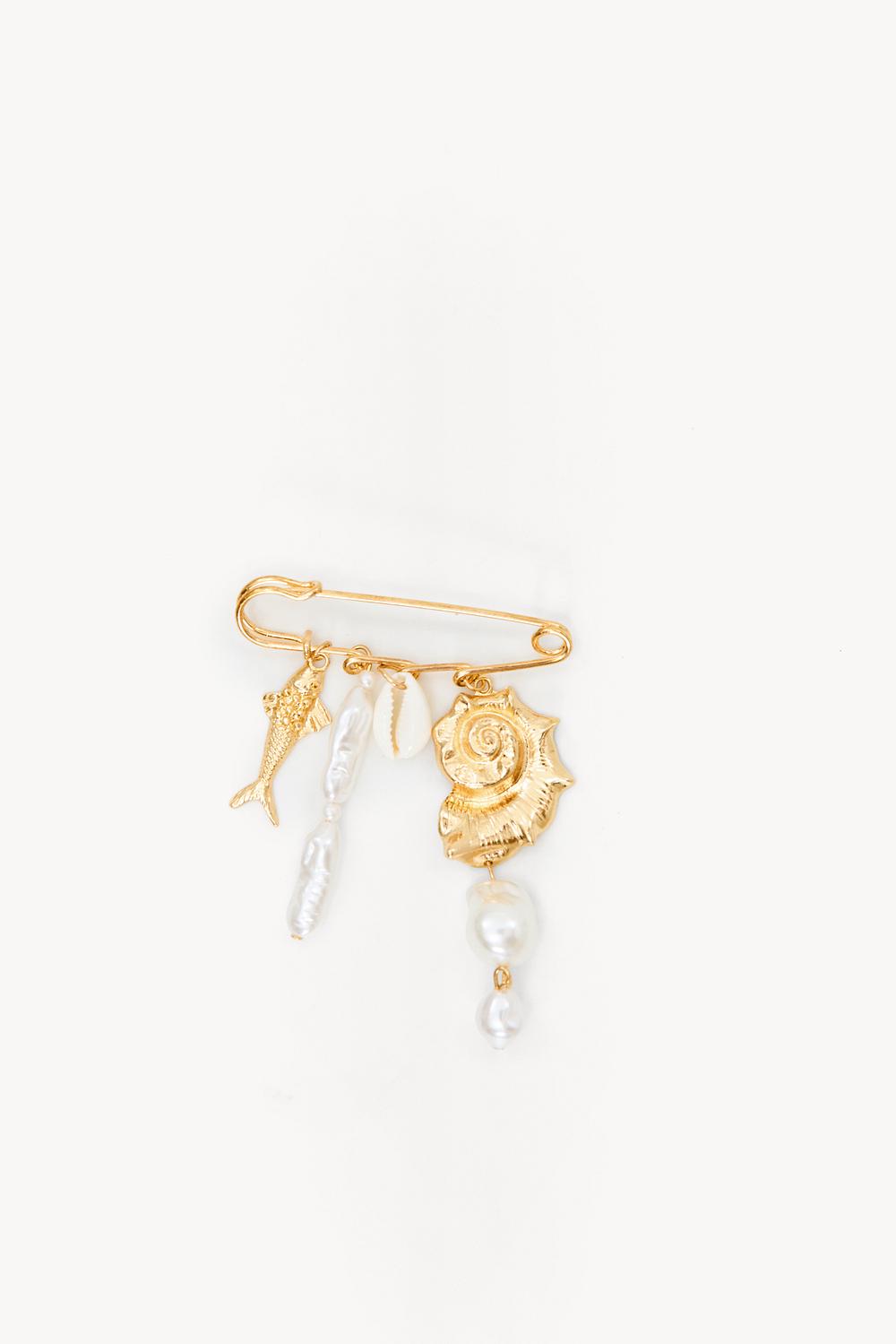 Broche dorado con dijes