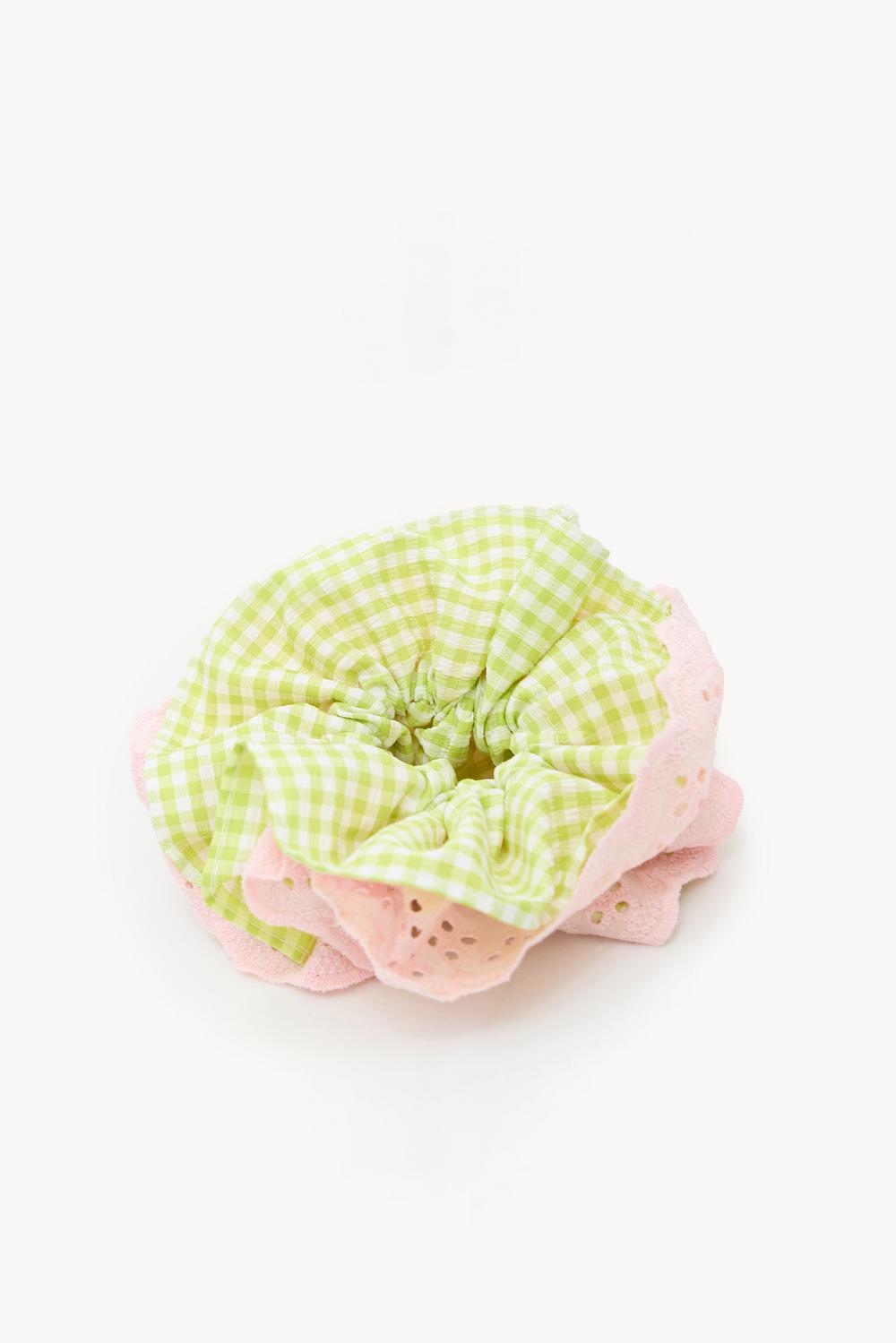 Groene geruite scrunchie met roze details