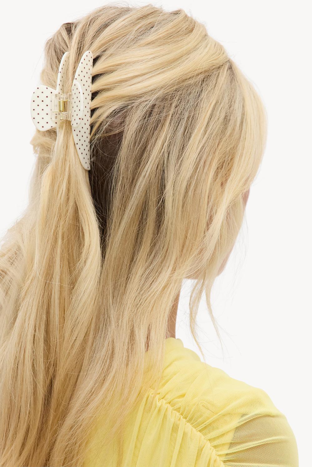 Pinza para el pelo en color blanco roto con lunares marrones