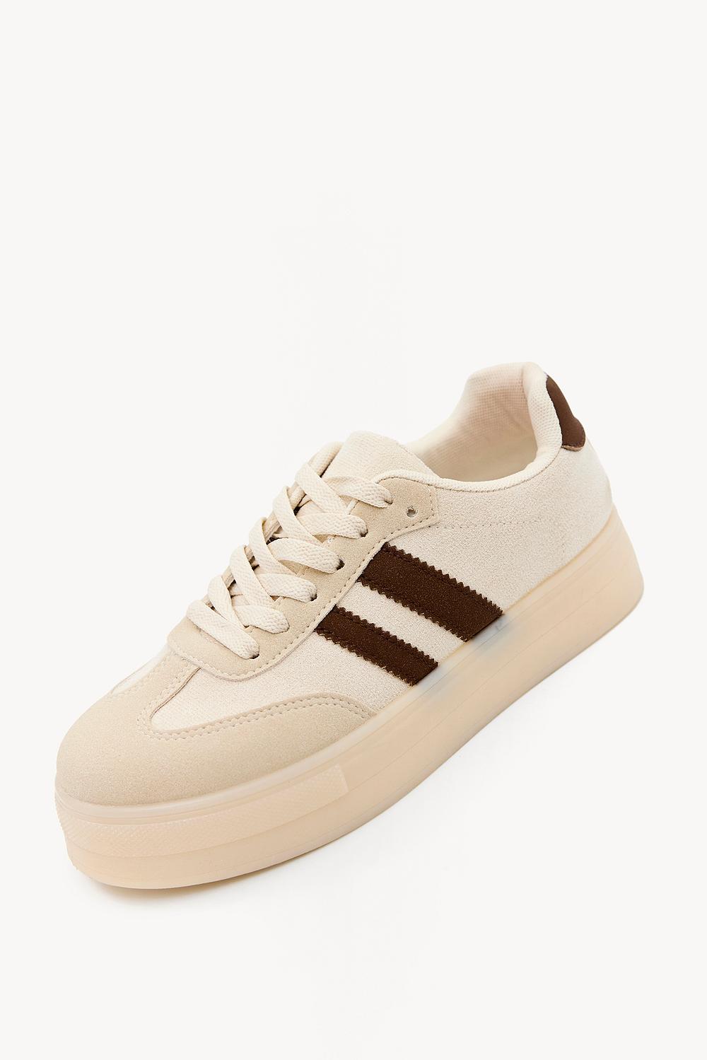 Zapatillas deportivas beige con detalles marrones