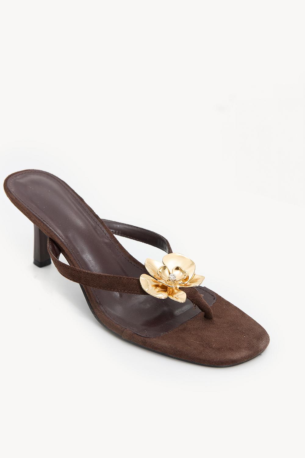 Bruine slippers met hak en gouden bloemdetail