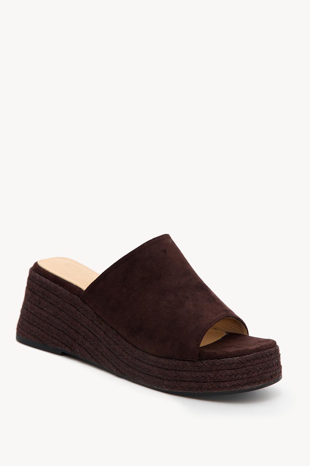Chanclas marrones con efecto ante y tacón de cuña
