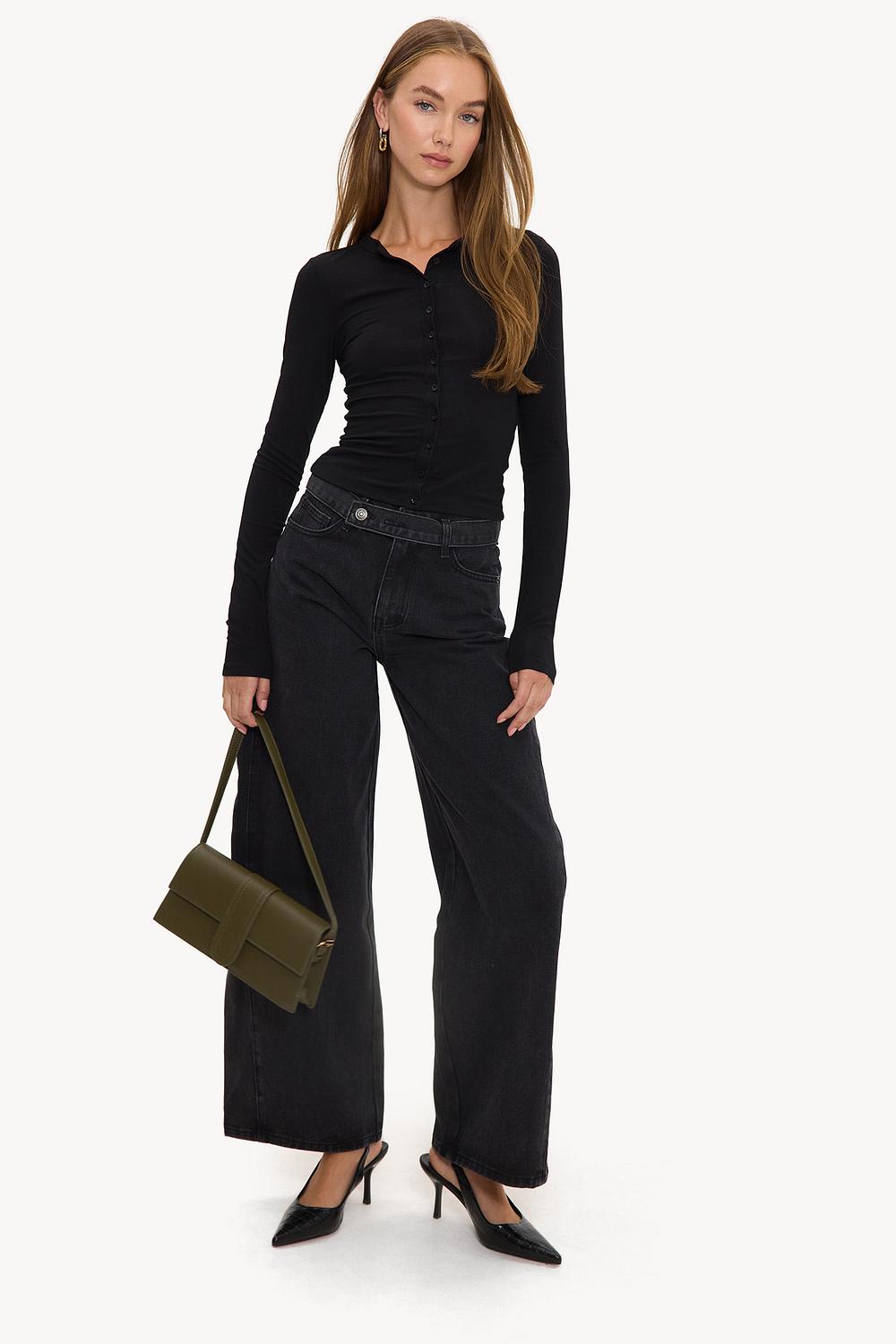 Jean noir avec détail de ceinture