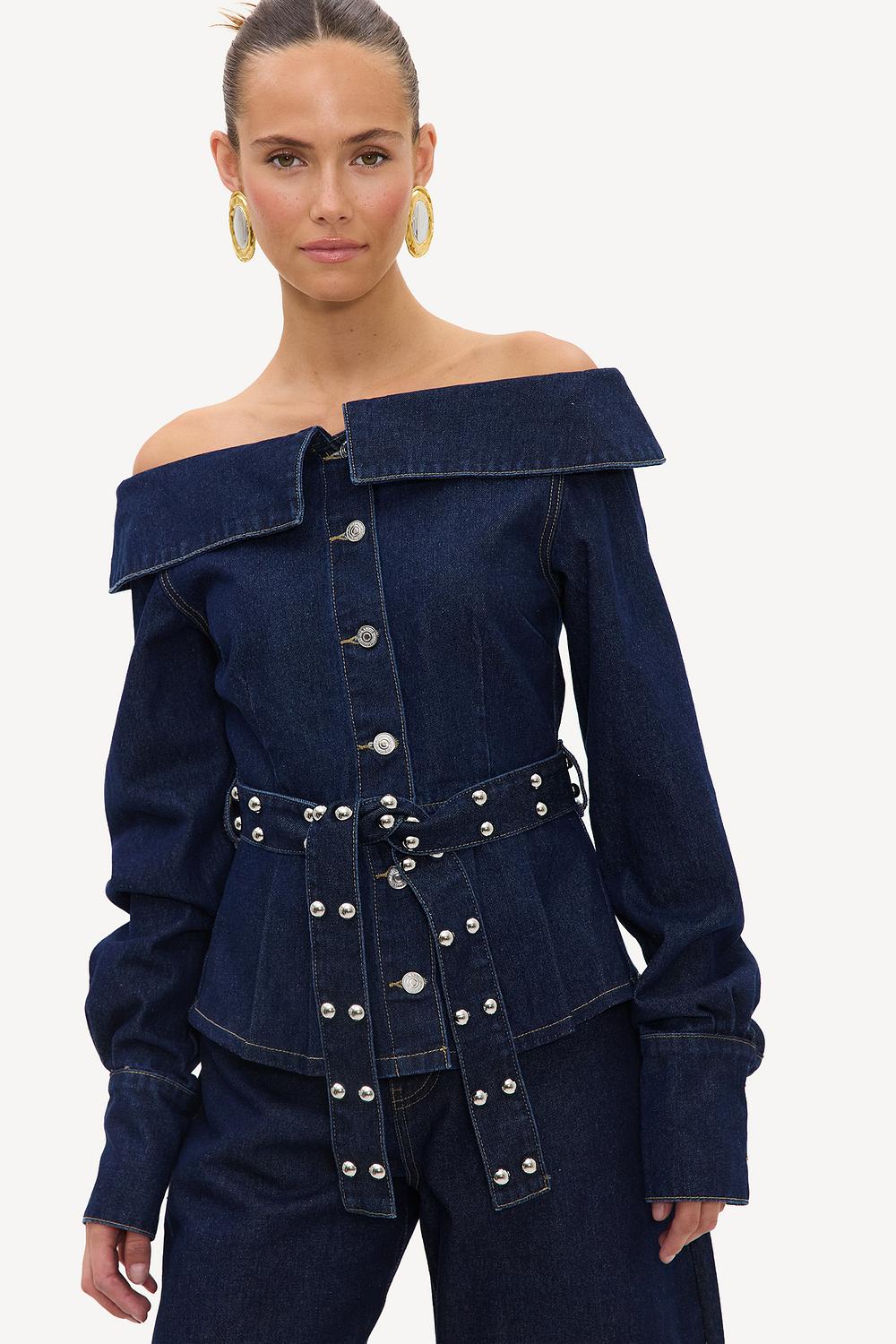 Chaqueta vaquera azul oscuro con hombros al aire y tachuelas