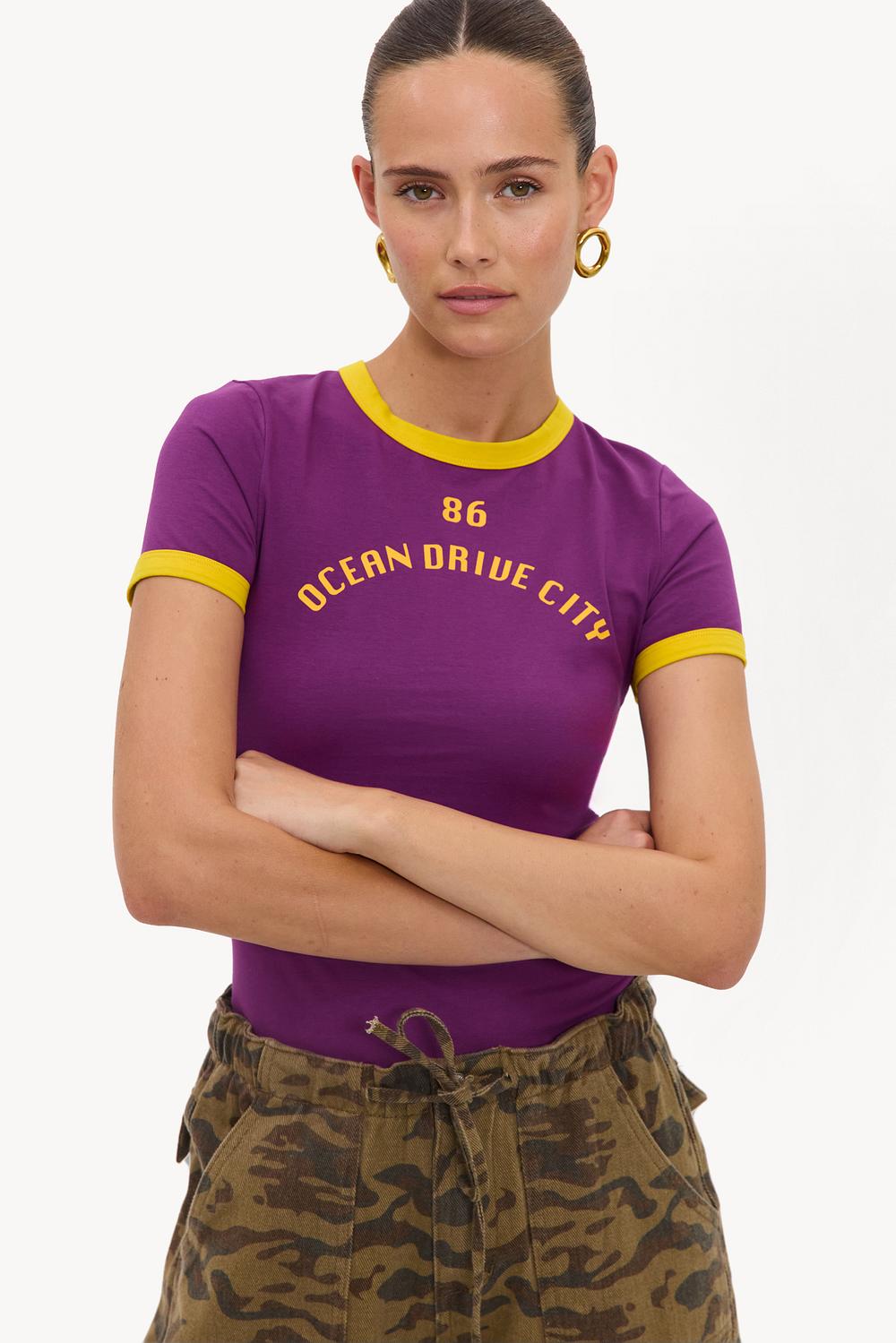 Camisa morada de manga corta con detalles amarillos