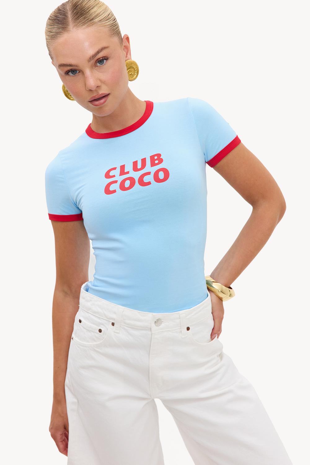 Top azul de manga corta con detalles rojos