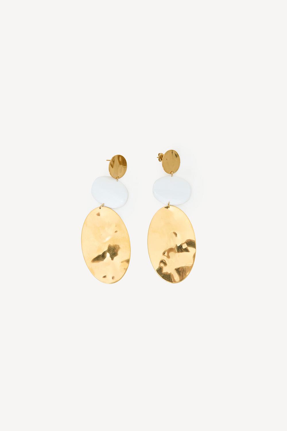 Pendientes llamativos dorados con detalles blancos