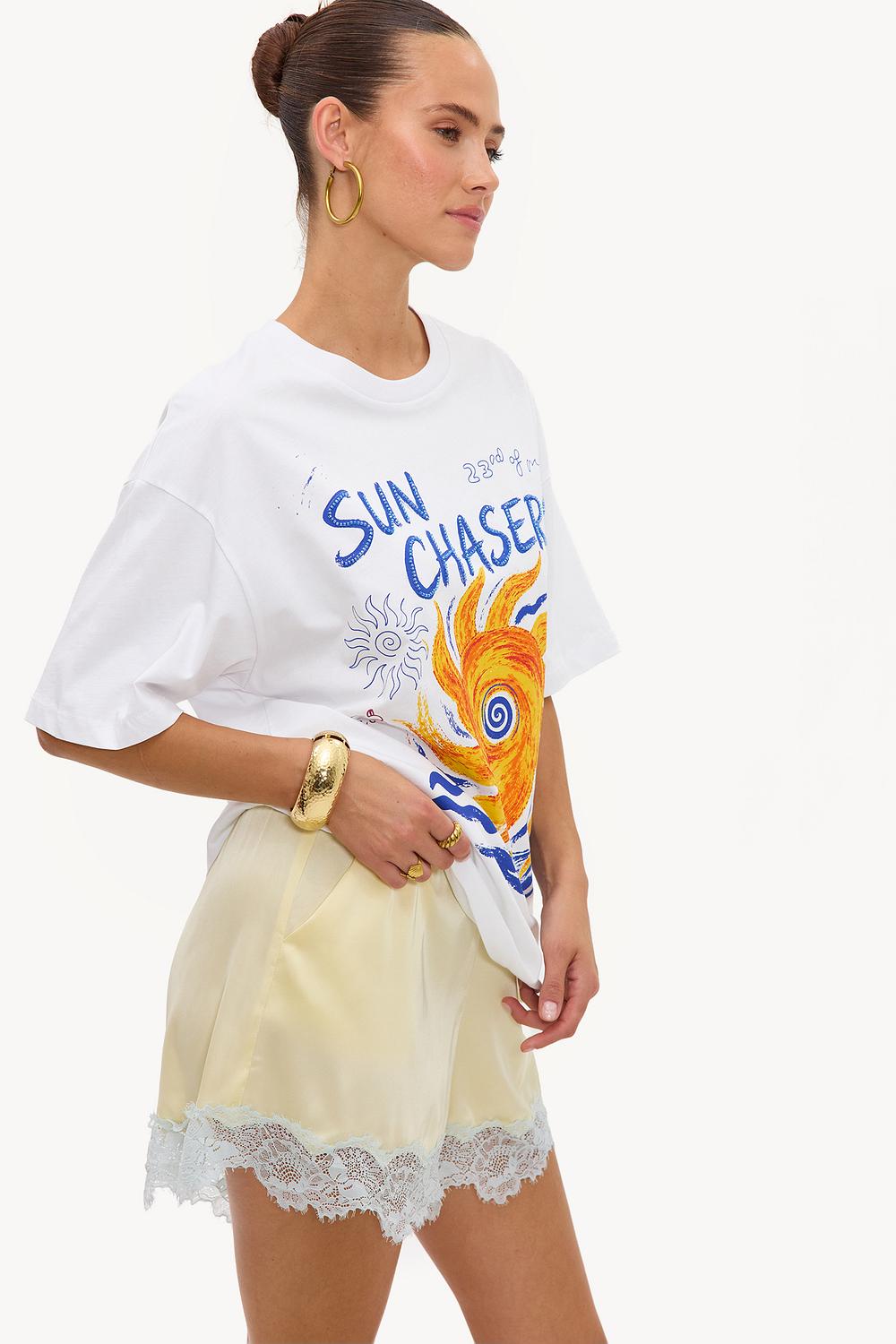 Pantalones cortos de color amarillo claro con efecto satinado y encaje azul claro