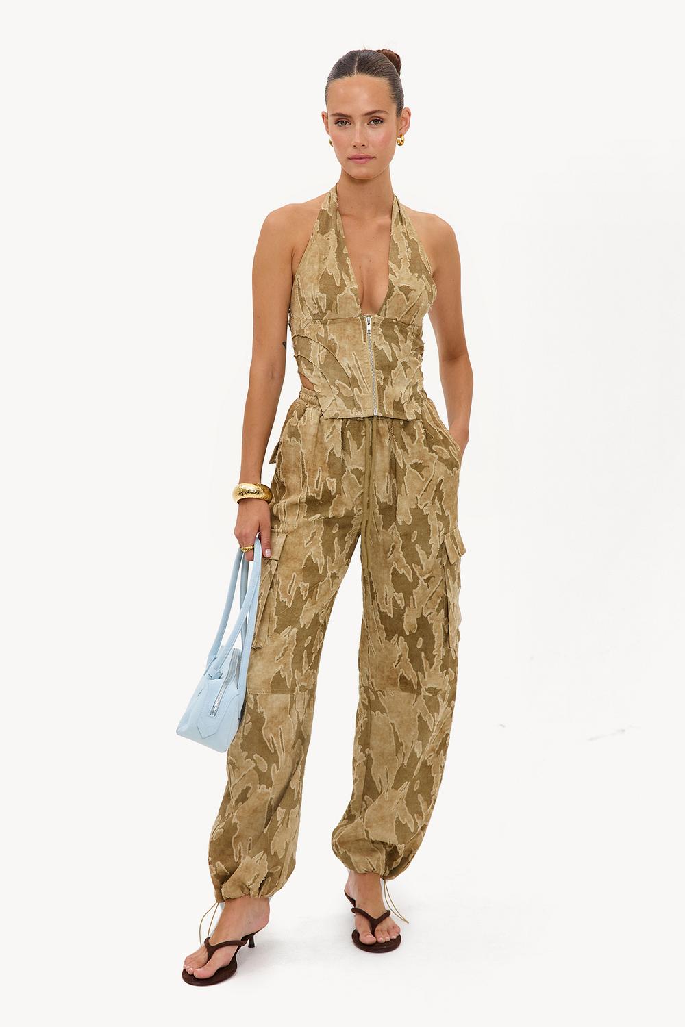 Bruine cargo broek met camo print