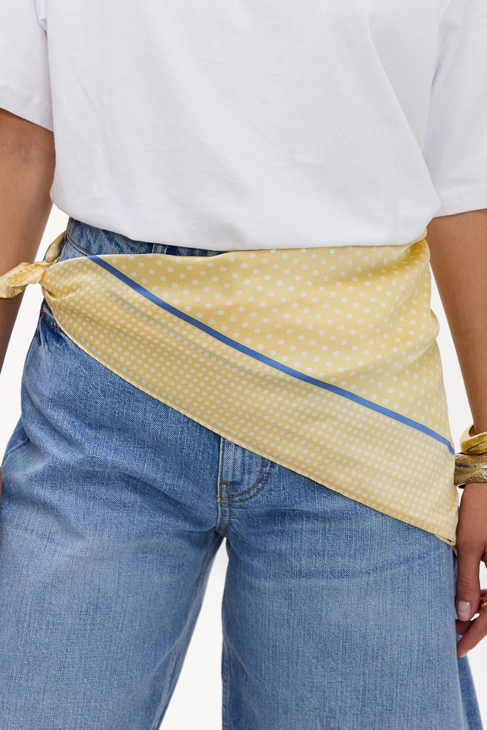 Bufanda amarilla con estampado de lunares y detalles azules
