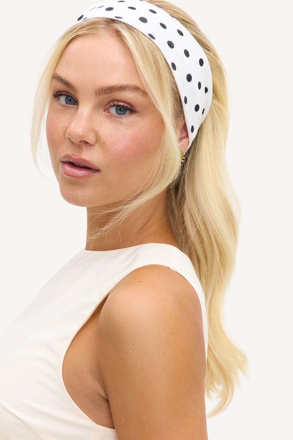 Diadema blanca con lunares negros