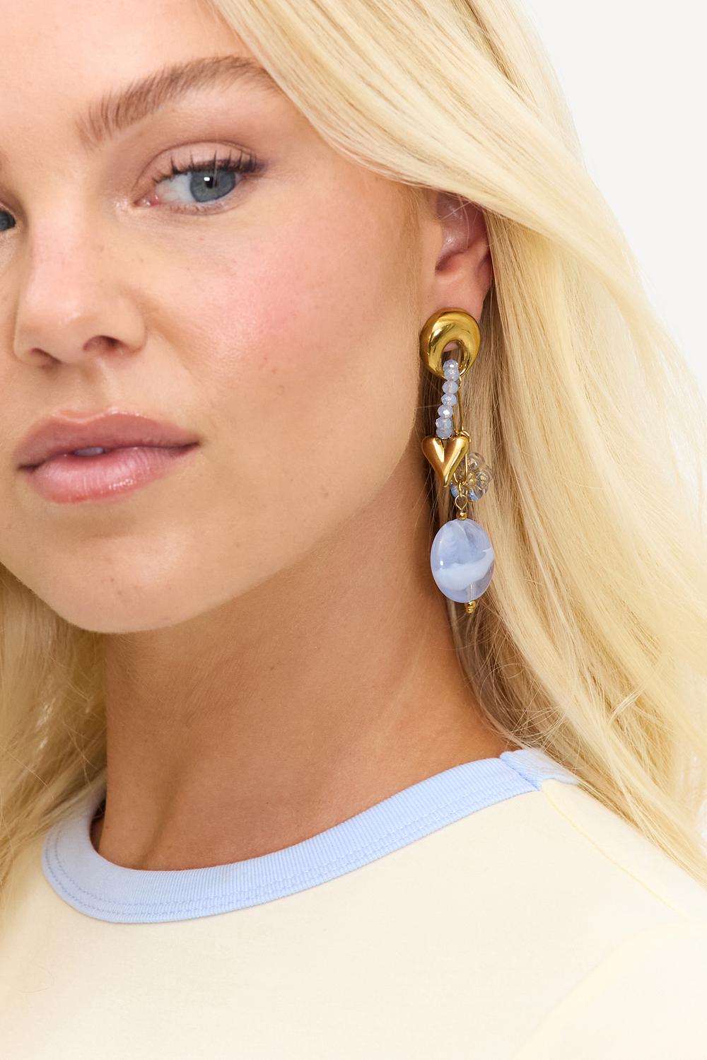 Boucles d'oreilles dorées avec perles bleues et breloques en forme de cœur et de fleur