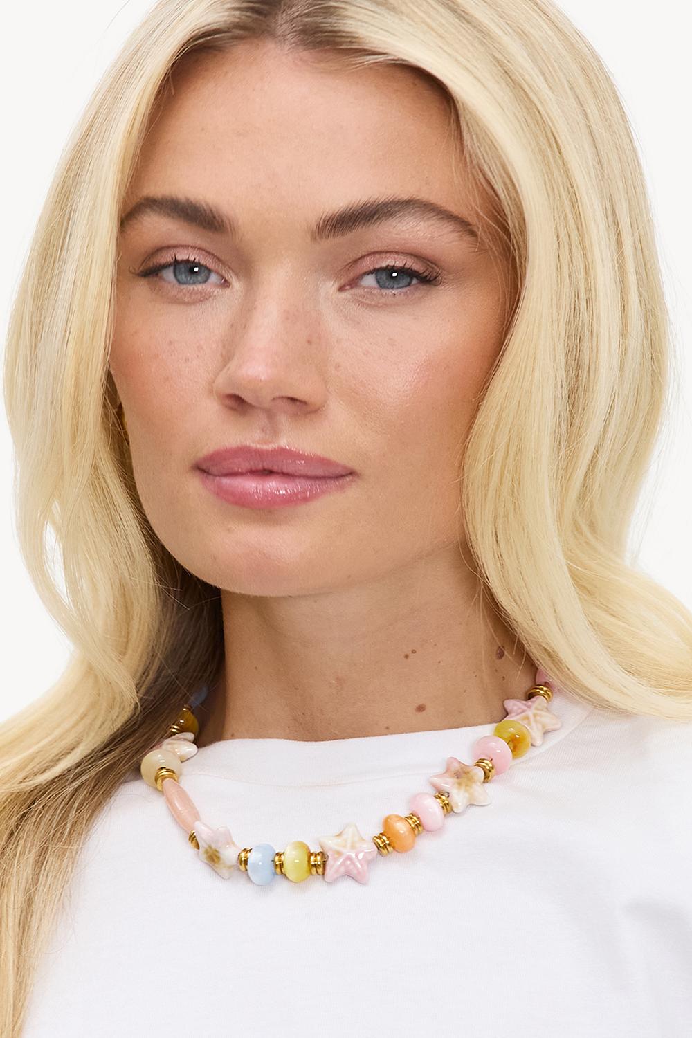 Collar dorado con cuentas