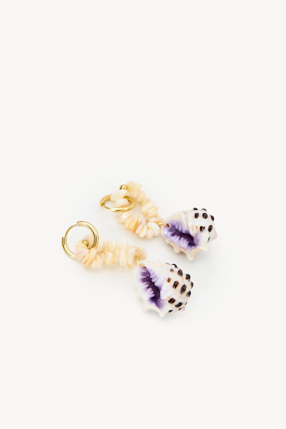 Pendientes dorados con cuentas beige y detalle de concha