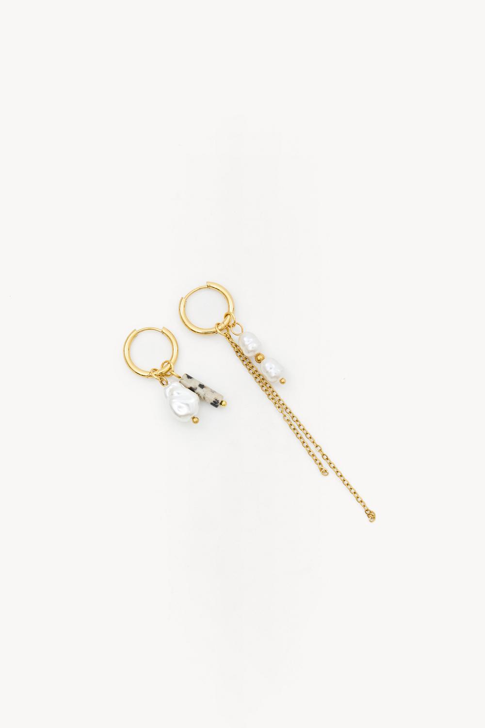 Gold earrings with pearls