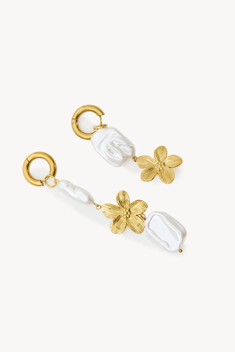Pendientes dorados con flor y perlas