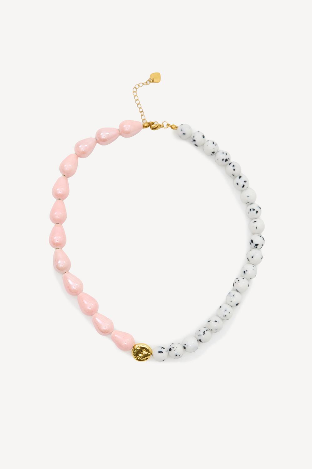 Collar de cuentas rosa con detalle dorado