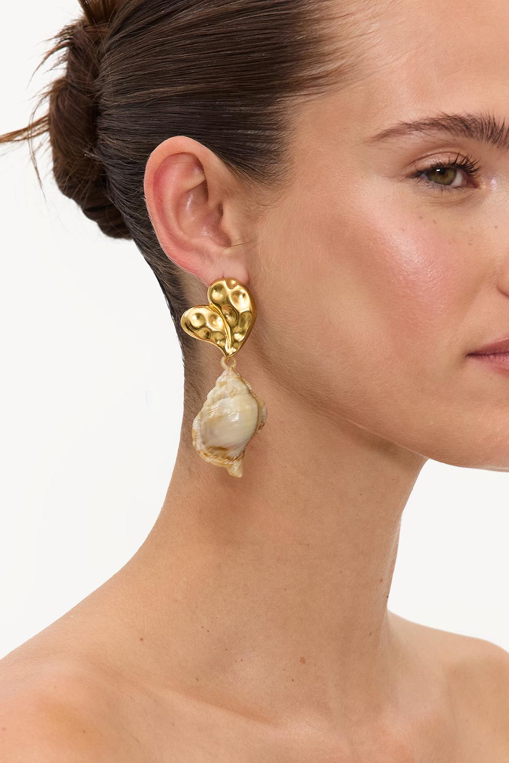Pendientes dorados con dije de concha