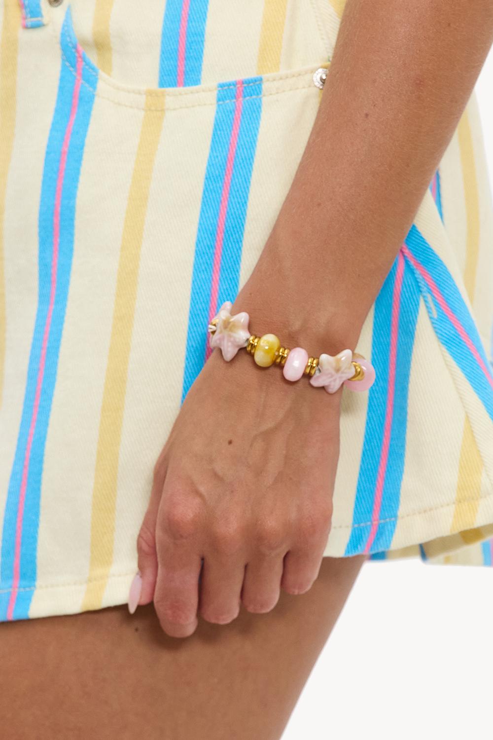 Pulsera dorada con cuentas