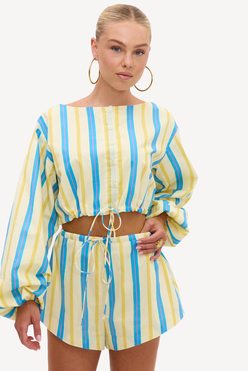 Blusa amarilla con rayas azules y rosas