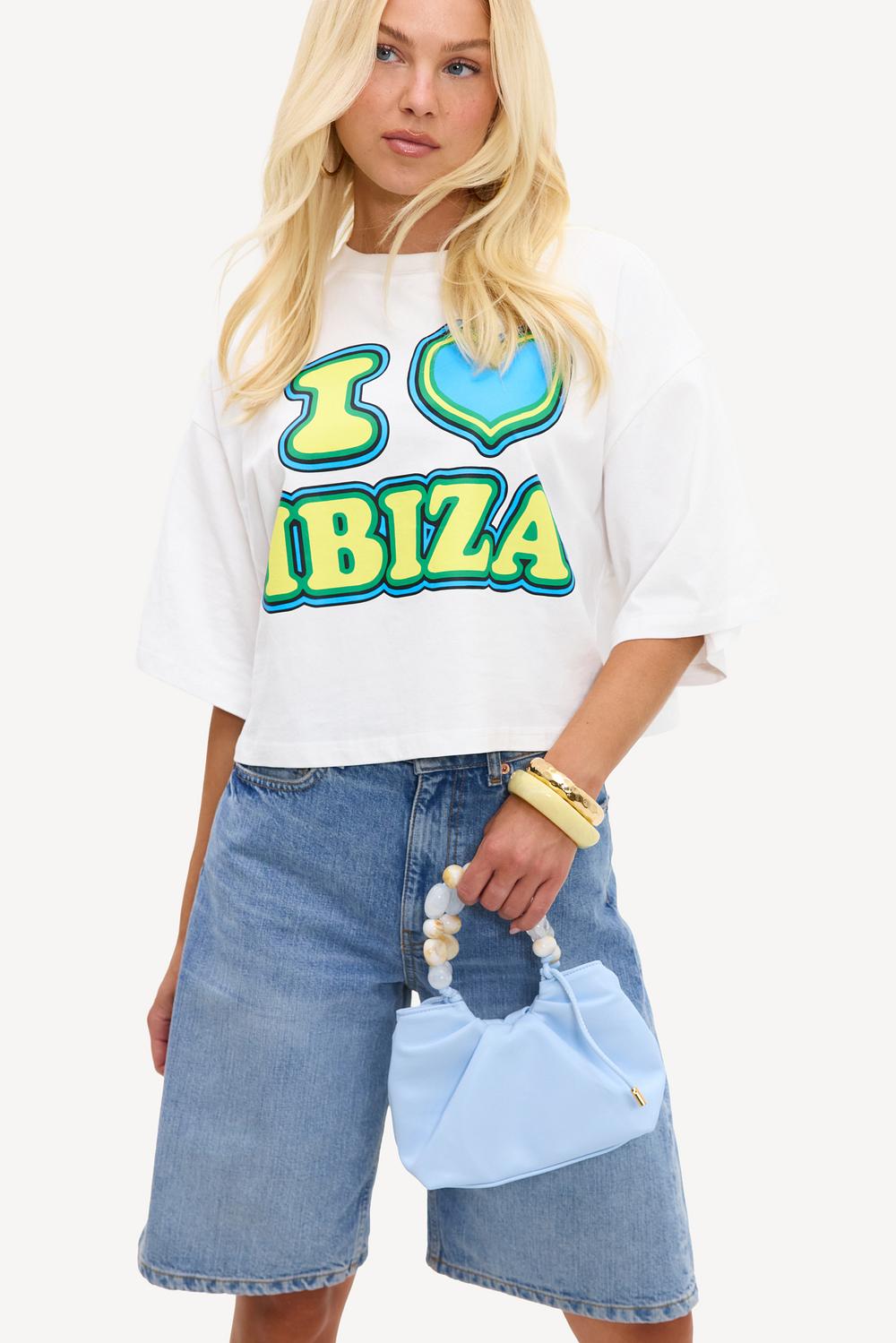 Bolso de mano azul claro con detalles de abalorios
