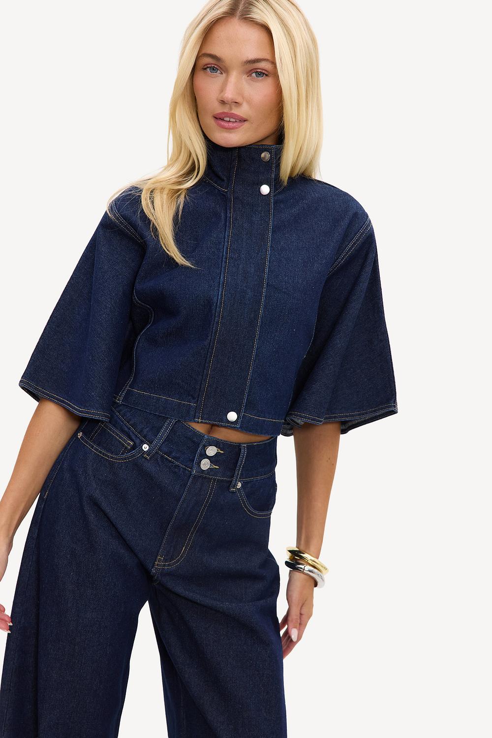 Chaqueta vaquera tipo capa azul oscuro