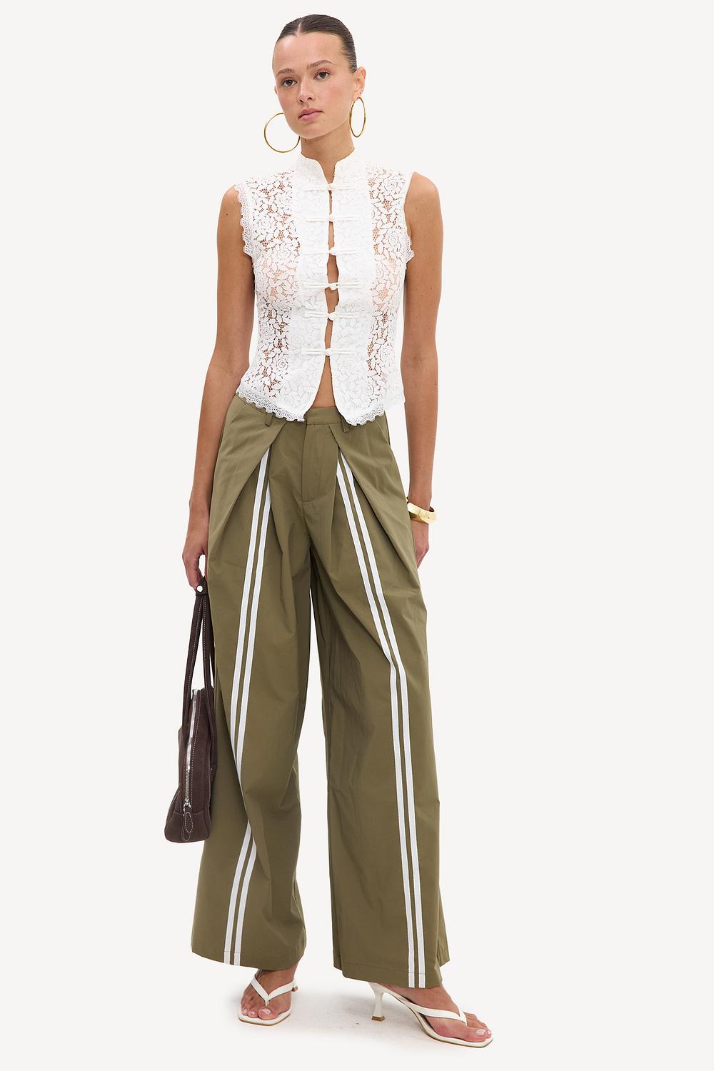 Groene broek met witte strepen