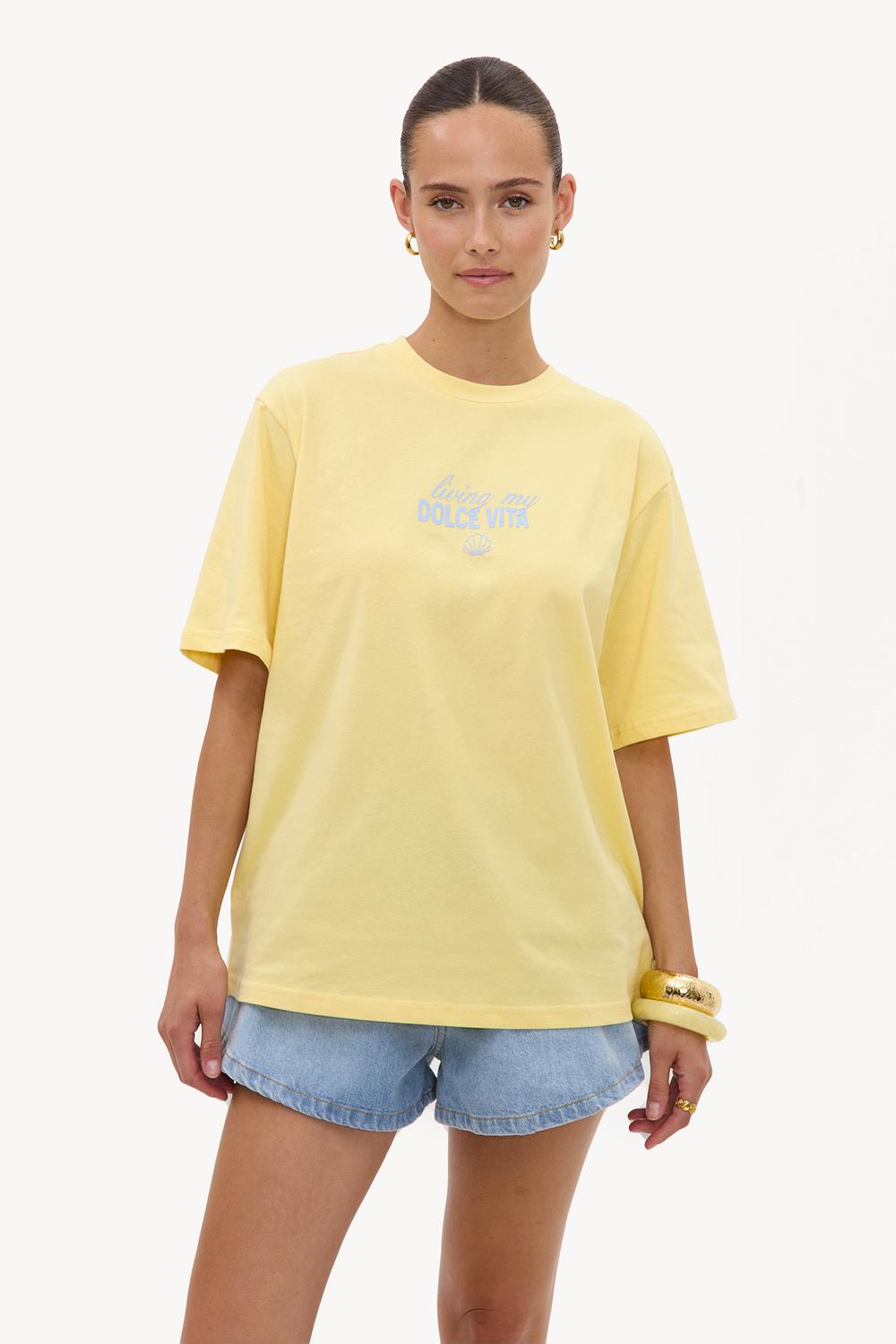 T-shirt jaune pâle avec inscription bleu clair