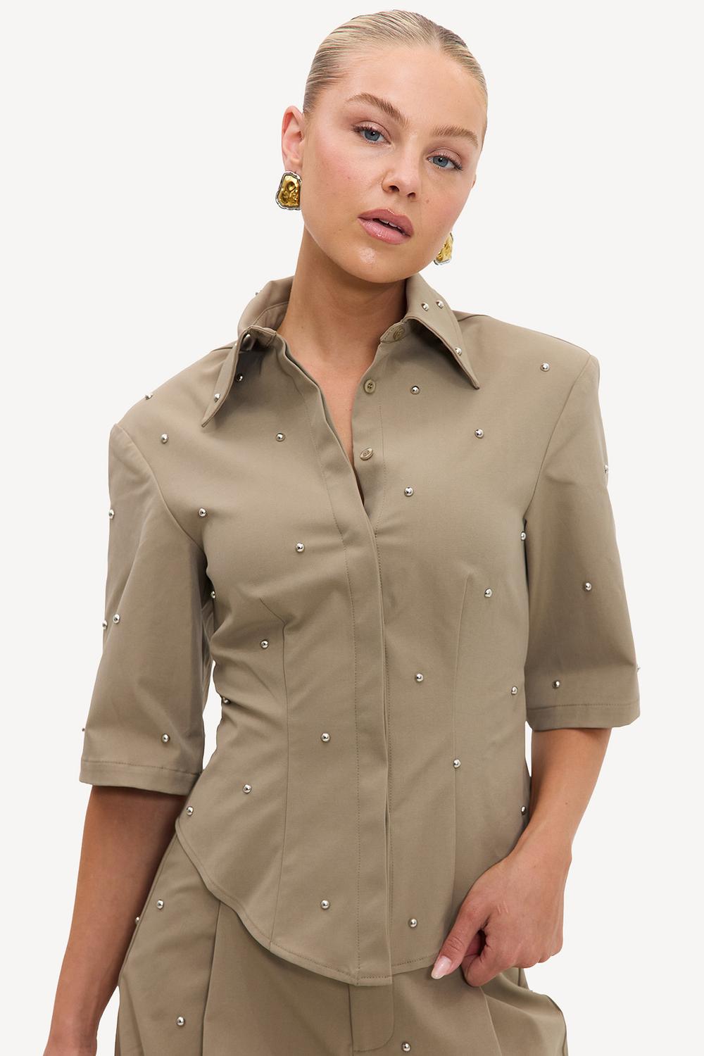 Lichtbruine blouse met zilveren studs