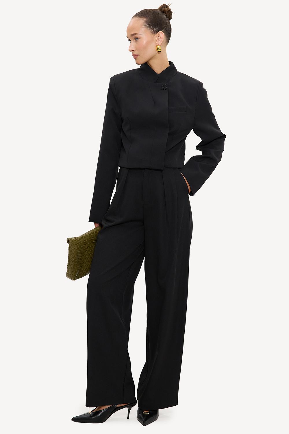 Pantalón negro de corte ancho con pliegues