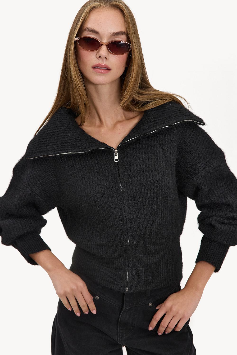 Chaleco negro con cuello alto
