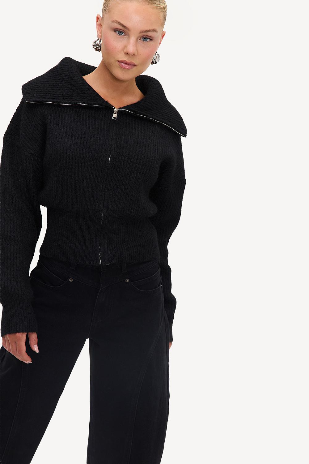 Chaleco negro con cuello alto