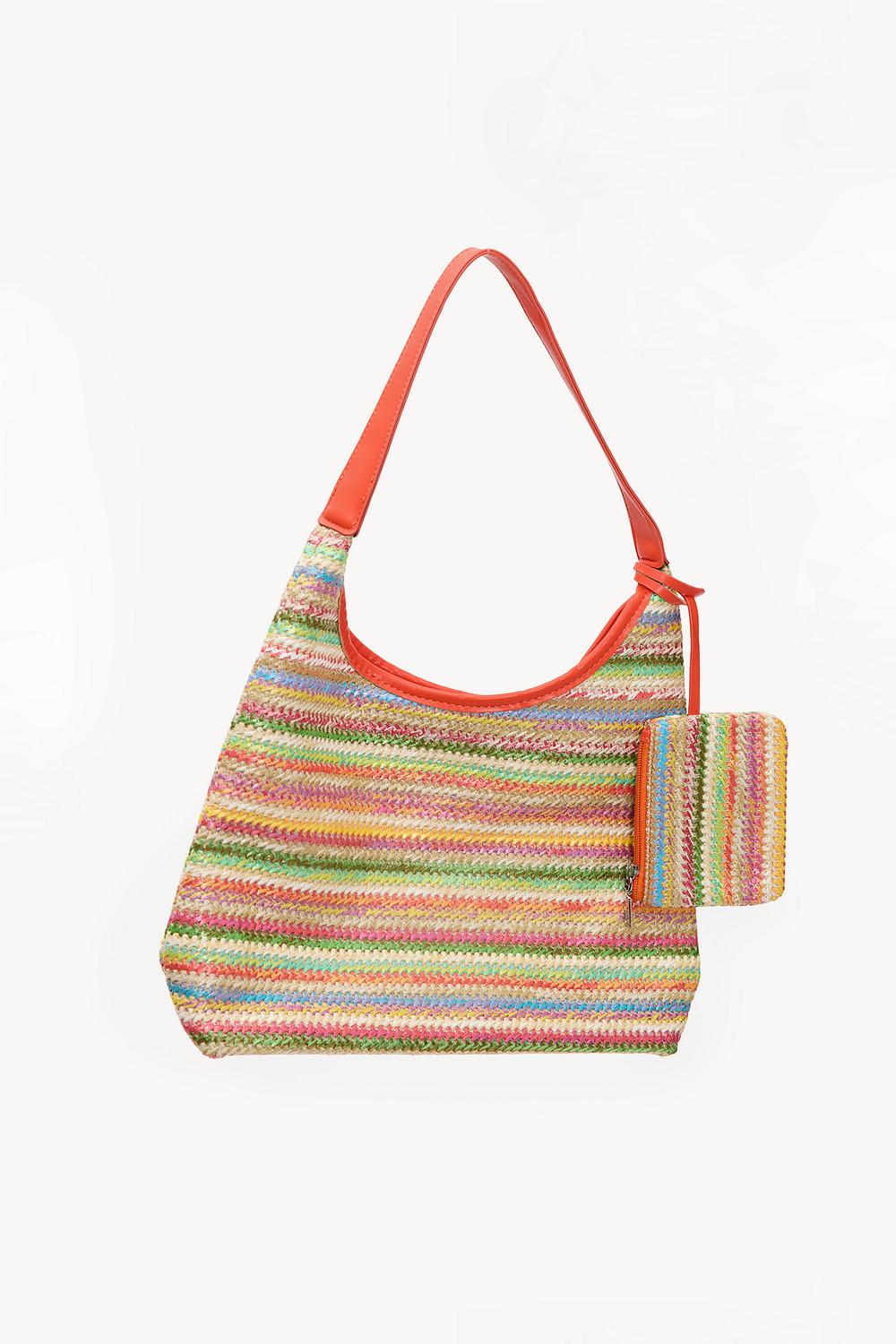 Sac rouge avec détails en osier et pochette