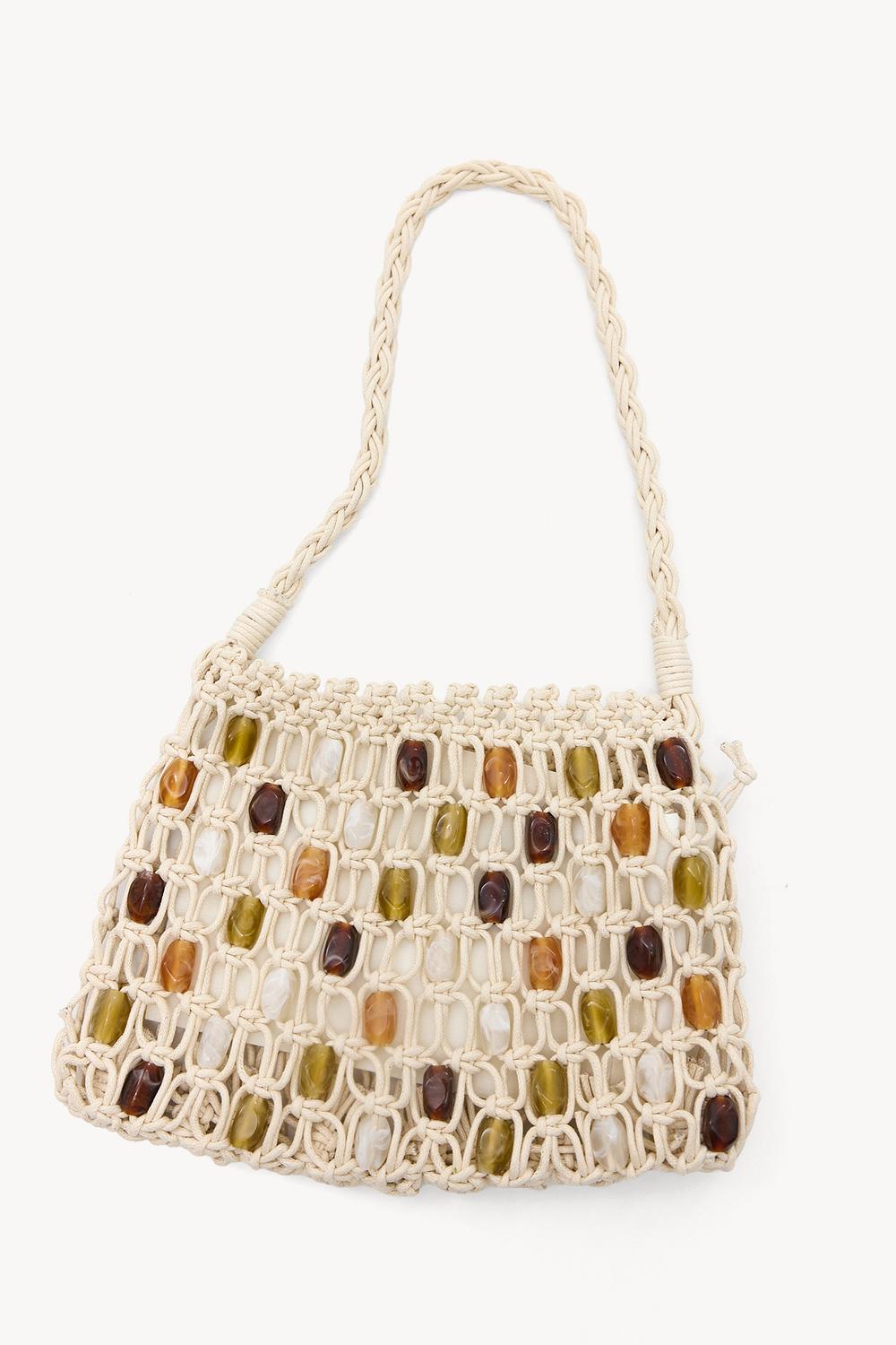 Bolso de ganchillo beige con detalles de abalorios