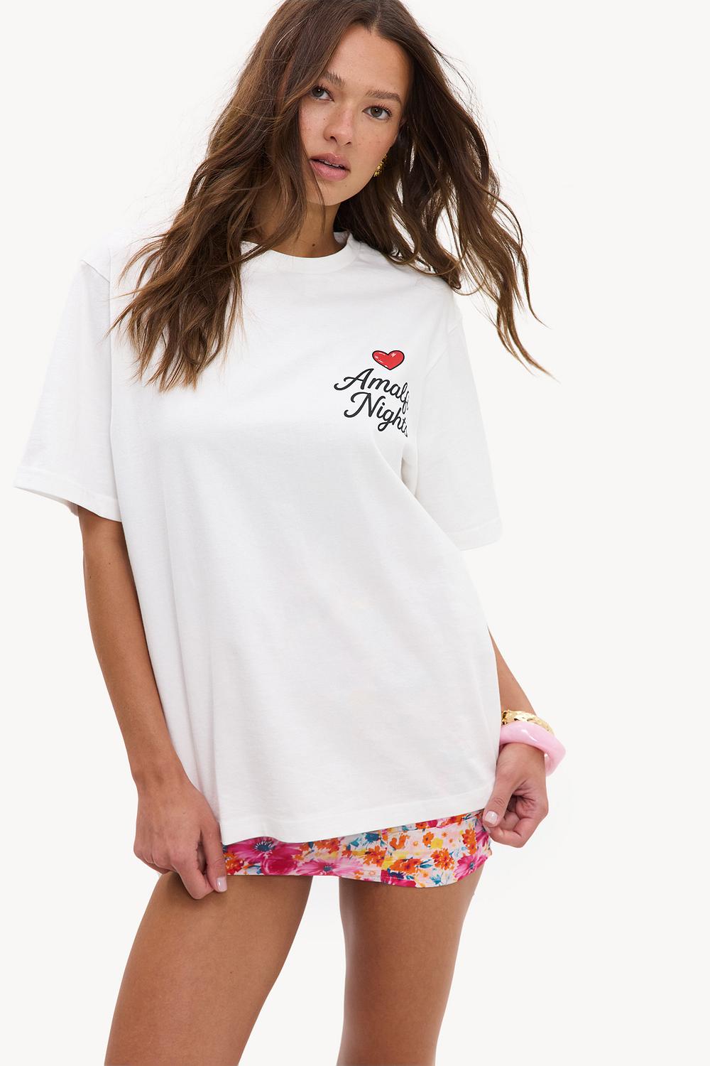 Camiseta blanca de moda con texto