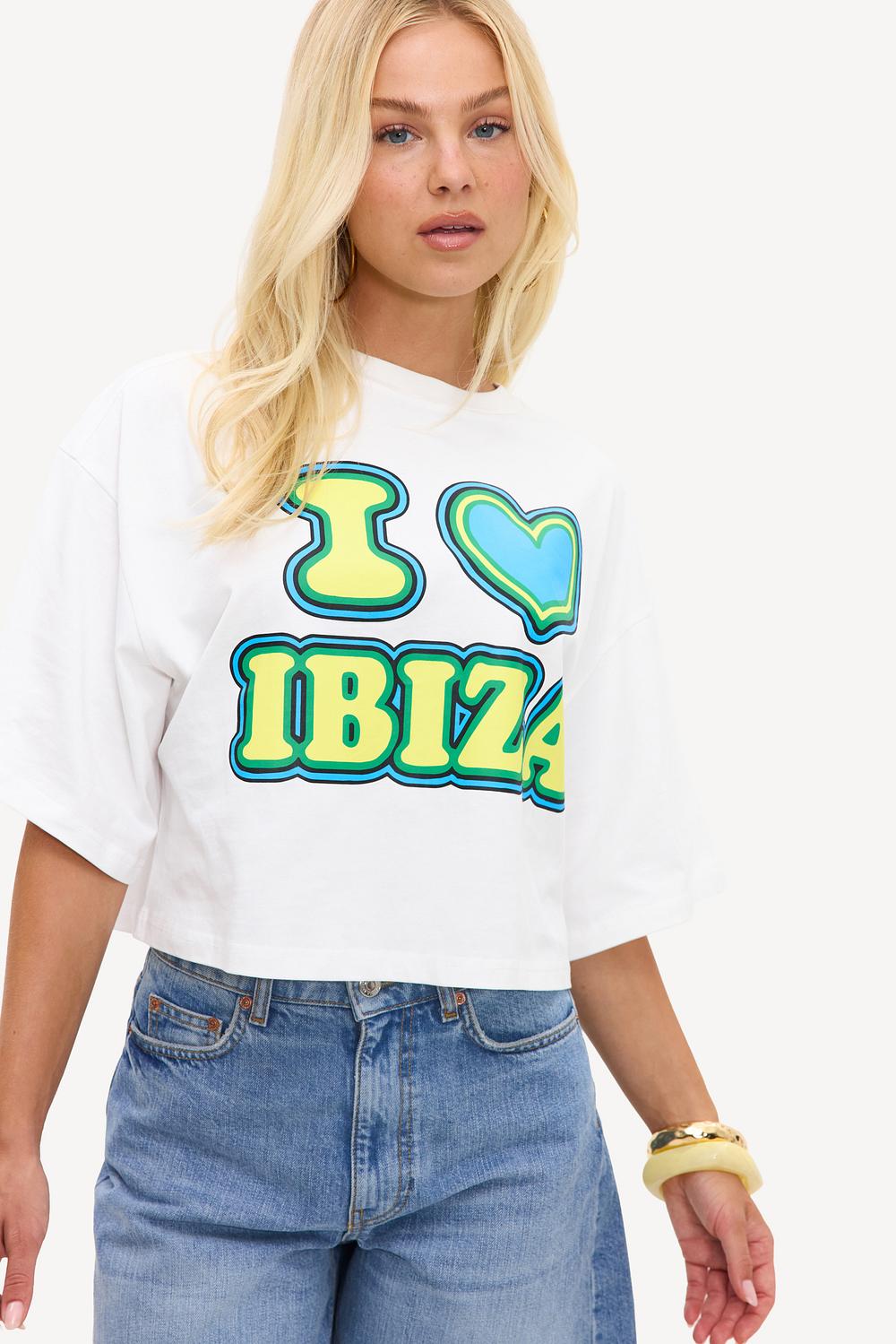 Camiseta blanca con texto de colores