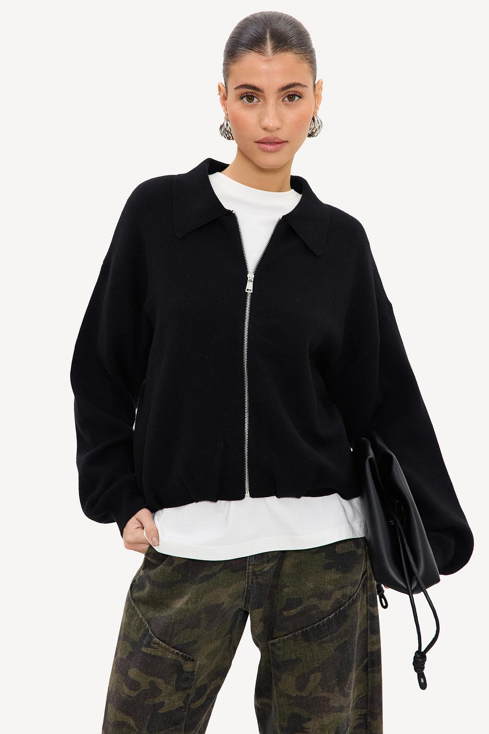 Pull noir à fermeture éclair